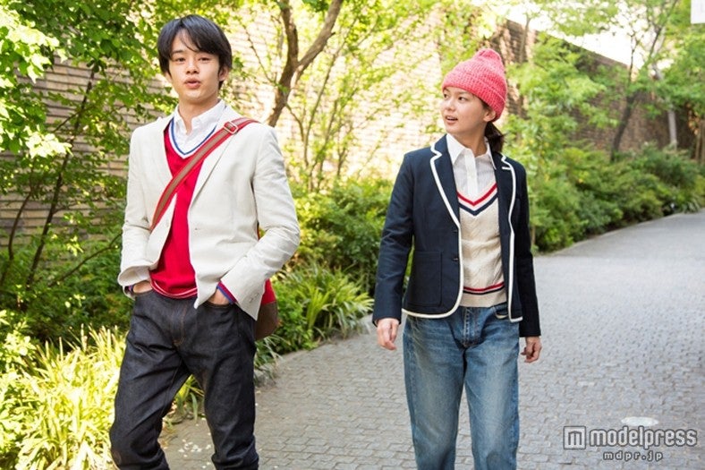 （左から）池松壮亮、多部未華子／「魔法のボタン」場面カットより