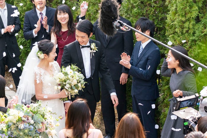 堀田真由、鈴木仁(C)リクルートマーケティングパートナーズ『ゼクシィ』