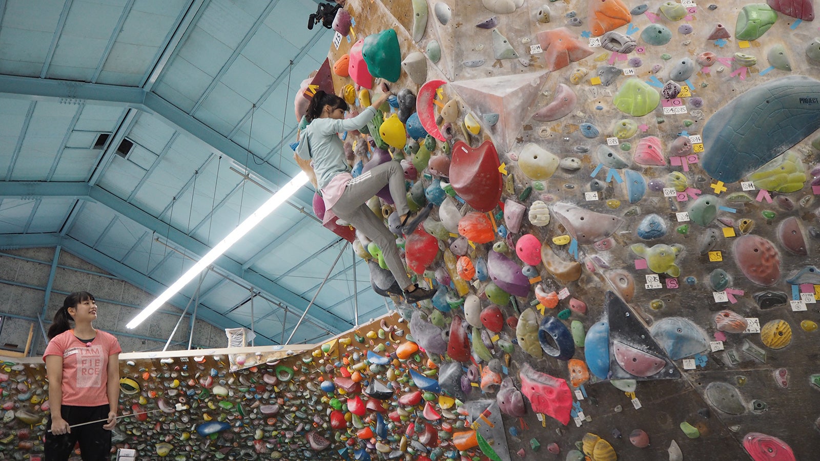 プロクライマー・大場美和氏、AKB48小栗有以（C）AKS