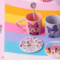 スーベニア/マグカップ(全2種) 税込2,200円、白雲石コースター(全2種)税込各1,320円、スプーン税込1,100円(C)Disney