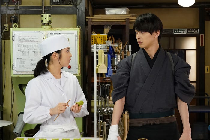 浜辺美波、横浜流星「私たちはどうかしている」第3話より(C)日本テレビ