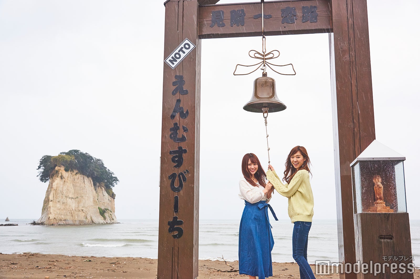 高さ28mもある巨大な岩の島である「見附島」と「えんむすびーち」の鐘（C）モデルプレス