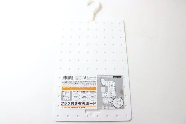 セリアのフック付き有孔ボードのパッケージ