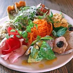 本場「ビストロの空気」を体感!うまい料理を五感で味わう代々木上原の一軒家ビストロ『サンカントサンク』