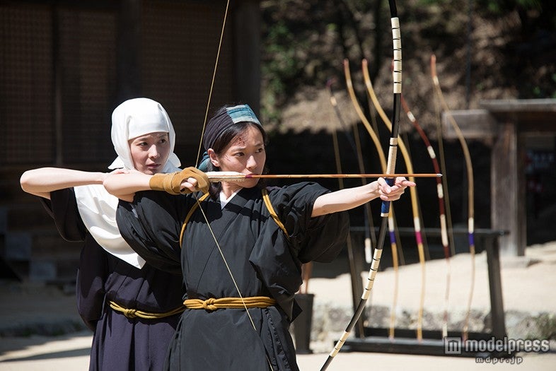 戸田恵梨香＆内山理名が武器を手に　“勇ましい”姿解禁