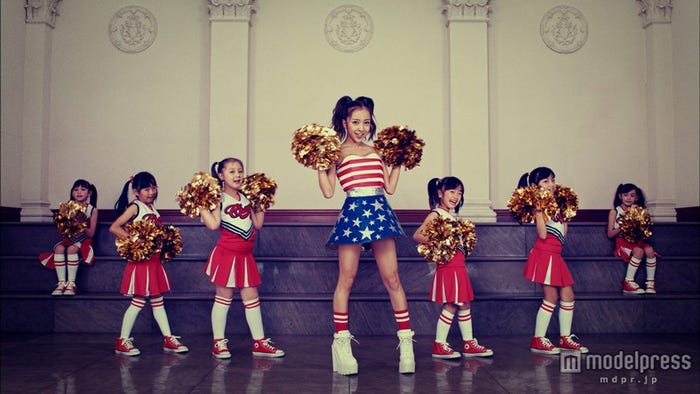 板野友美/「COME PARTY!」より(C)キングレコード