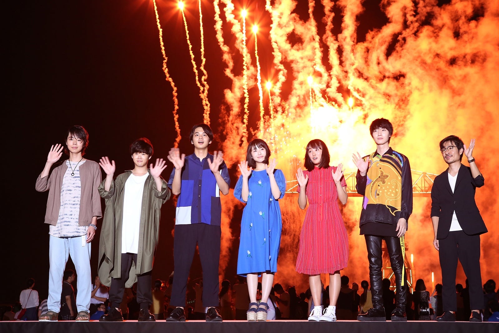 （左から）森下大地、矢本悠馬、北村匠海、浜辺美波、大友花恋、桜田通、月川翔監督（提供写真）