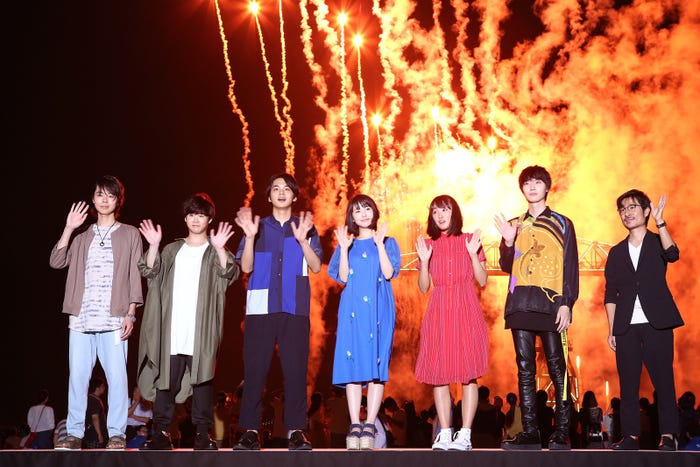 (左から)森下大地、矢本悠馬、北村匠海、浜辺美波、大友花恋、桜田通、月川翔監督(提供写真)