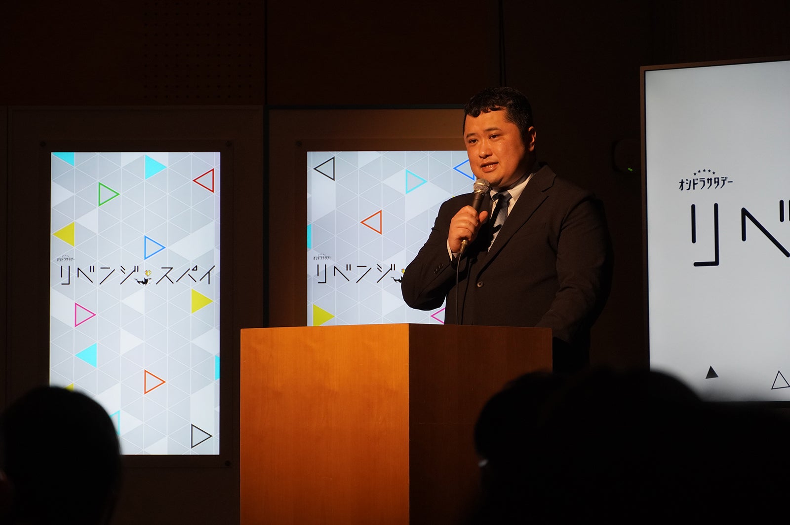 スパイに扮した大橋和也が撮影した写真その1（C）テレビ朝日