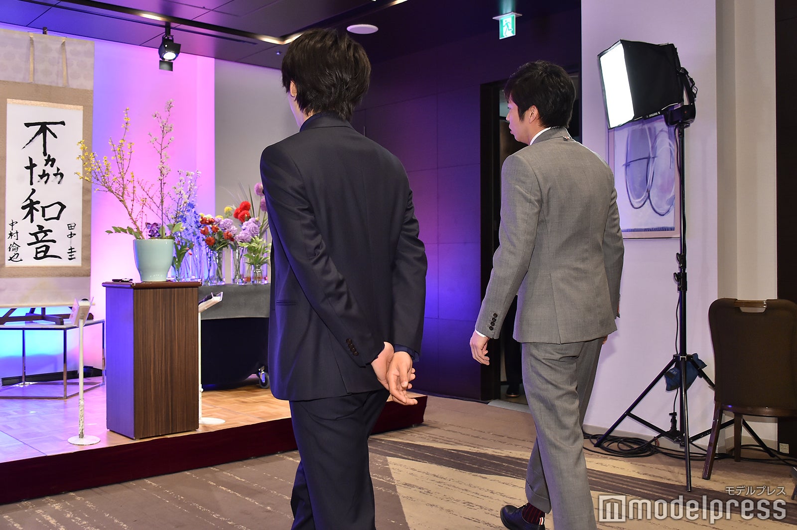 生け花の準備ができ戻ってきた田中圭「もうできてんじゃん！」中村倫也「（笑）」（C）モデルプレス