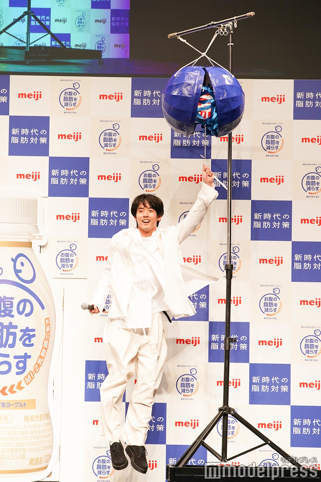 くす玉を飛んで割る赤楚衛二 （C）モデルプレス