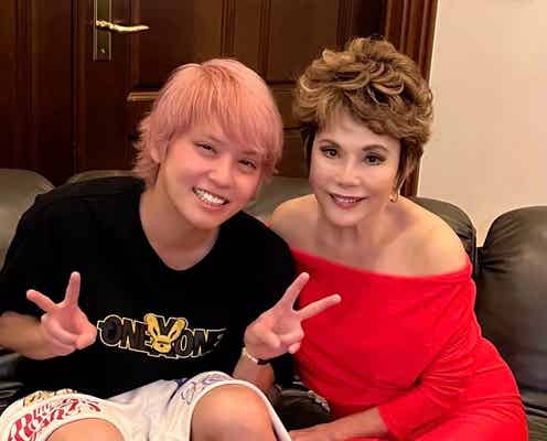 手越祐也「イッテQ」デヴィ夫人との2ショット写真公開「大好きな優しいお姉さん」