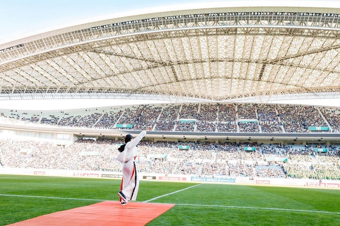 高校サッカー選手権大会 応援歌担当 三阪咲 全国大会決勝でパフォーマンス Snsでも反響 モデルプレス 高校サッカー選手権大会 応援歌担当 三阪咲 全国大会決勝でパフォーマンス Snsでも反響 モデルプレス