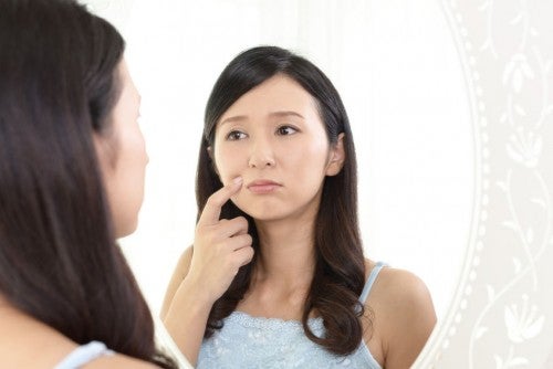 肌荒れを気にする女性
