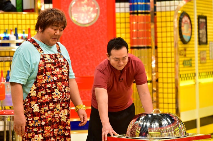 石塚英彦(左)/(C)TBS