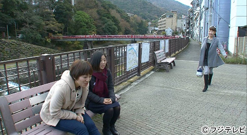 事務所社長・太田光代を前に緊張した表情を浮かべる日本エレキテル連合の2人