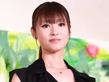 えっ？！深田恭子 ダンディー男性と銀座を腕組み「相合傘」♥ 番組で公開写真にさんま「う～わっ！」羨む、共演者も「え～っ？！」「うわ～！」