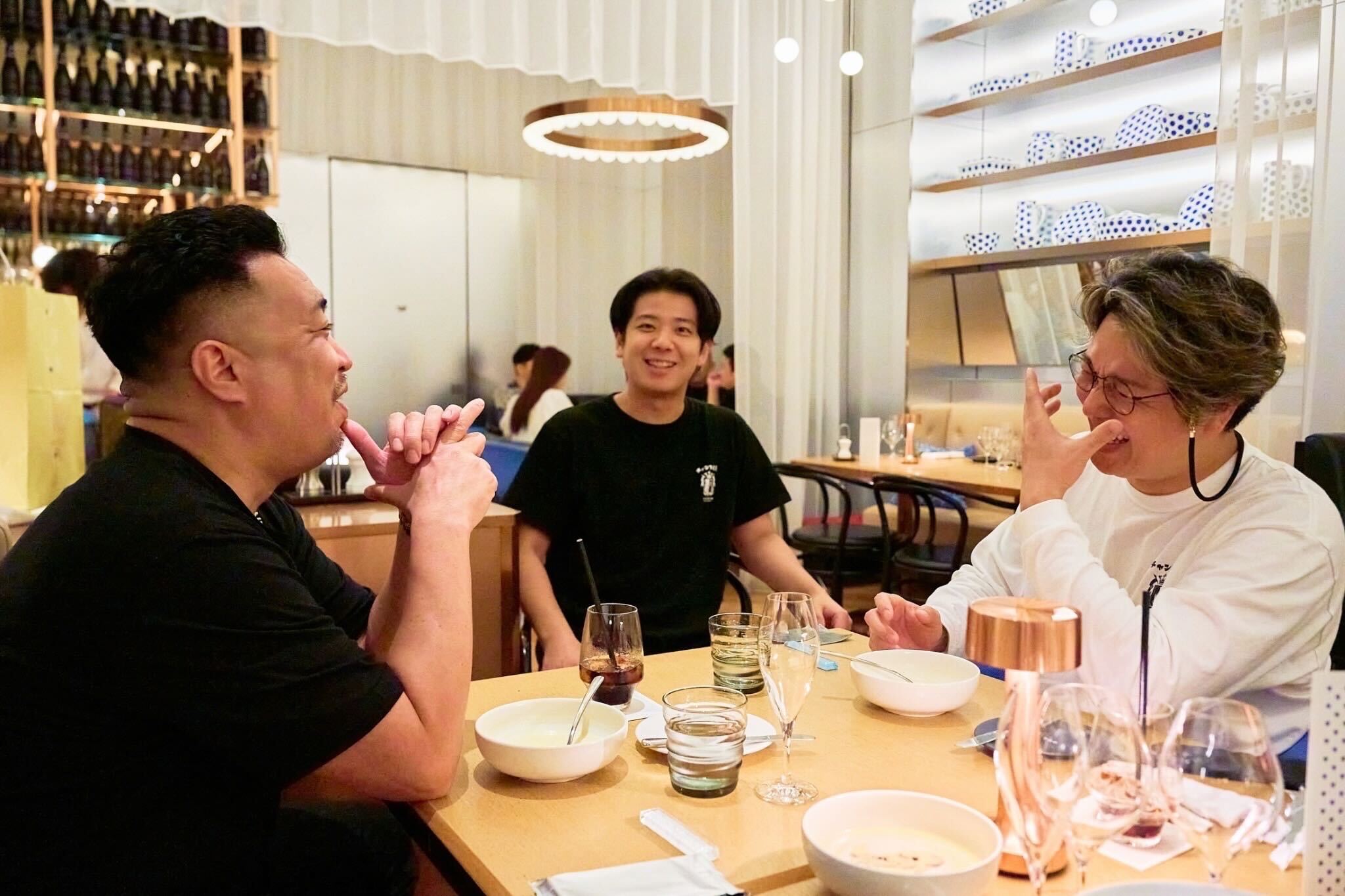 スタッフのミーティングの様子（提供写真）