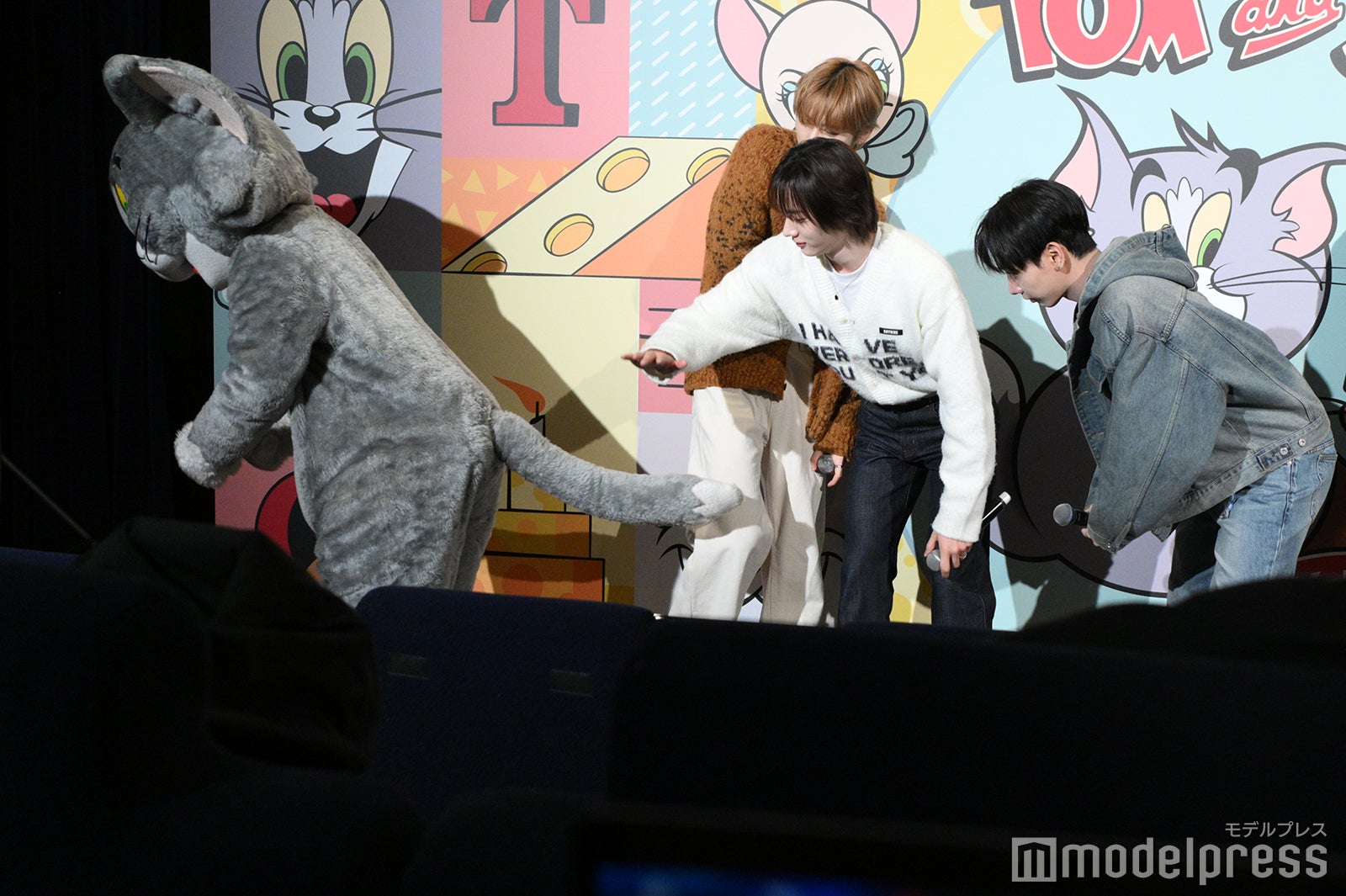 トムの真似をするSUNGHO（ソンホ）、JAEHYUN（ジェヒョン）、後ろで見守るTAESAN（テサン／1番左）（C）モデルプレス