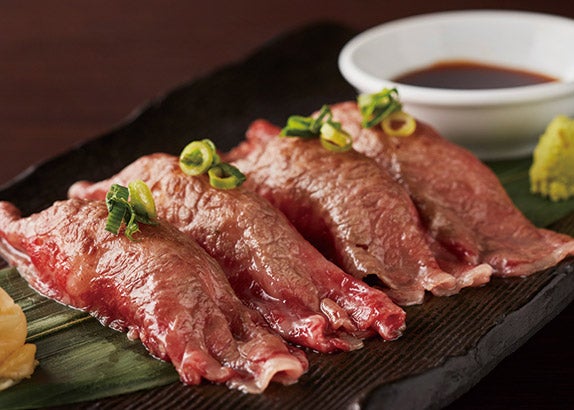 黒毛和牛炙り寿司（銀座WORLD DINER）／画像提供：AATJ株式会社