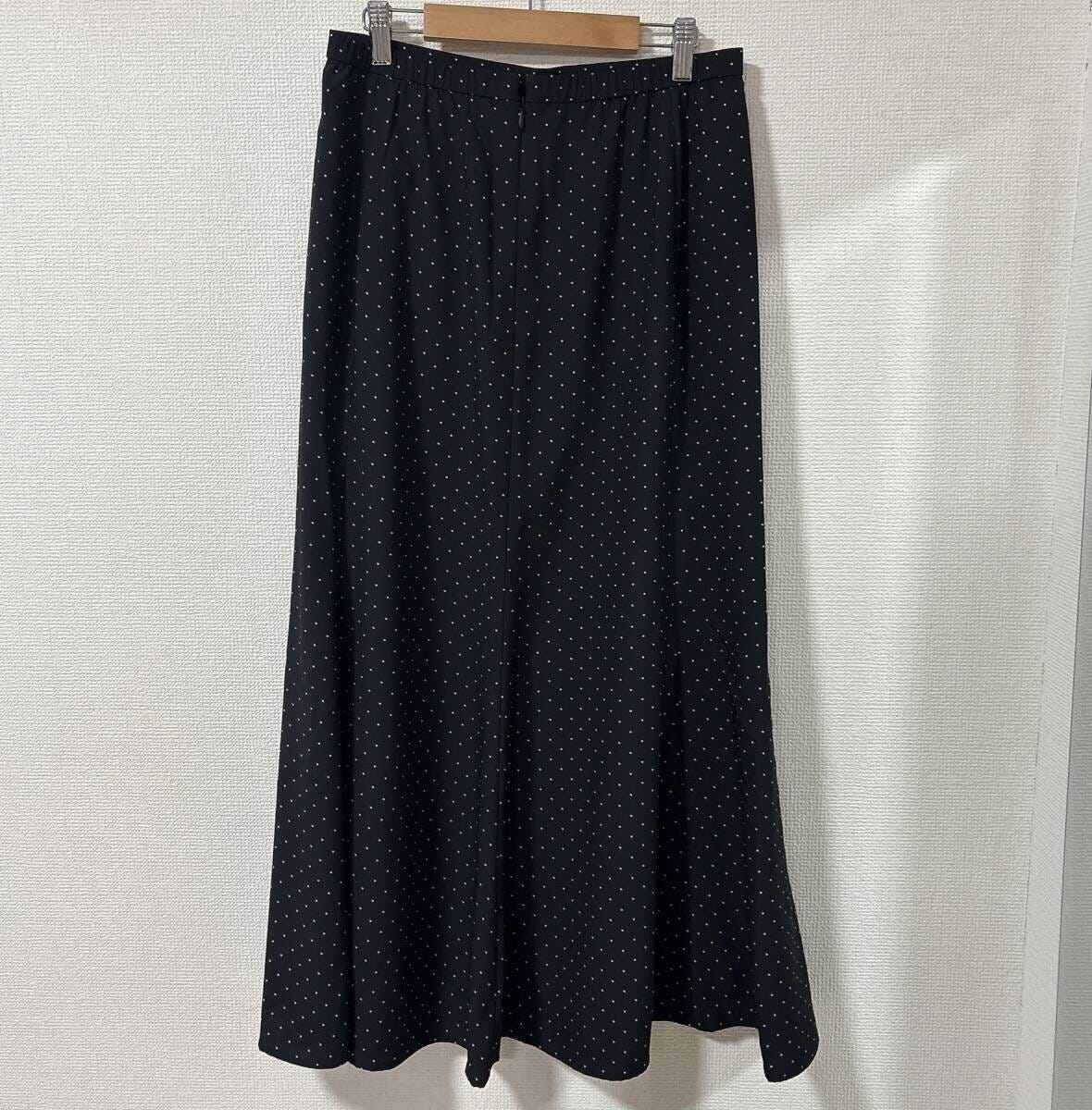 ユニクロのマーメイドマキシスカートドット柄ブラック背面ハンガー掛け