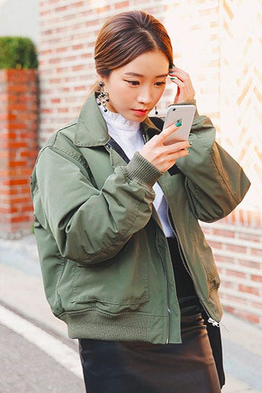 カラー付きパイロットブルゾン(カーキ)「STYLENANDA」8,640円(税込)/画像提供:STYLENANDA