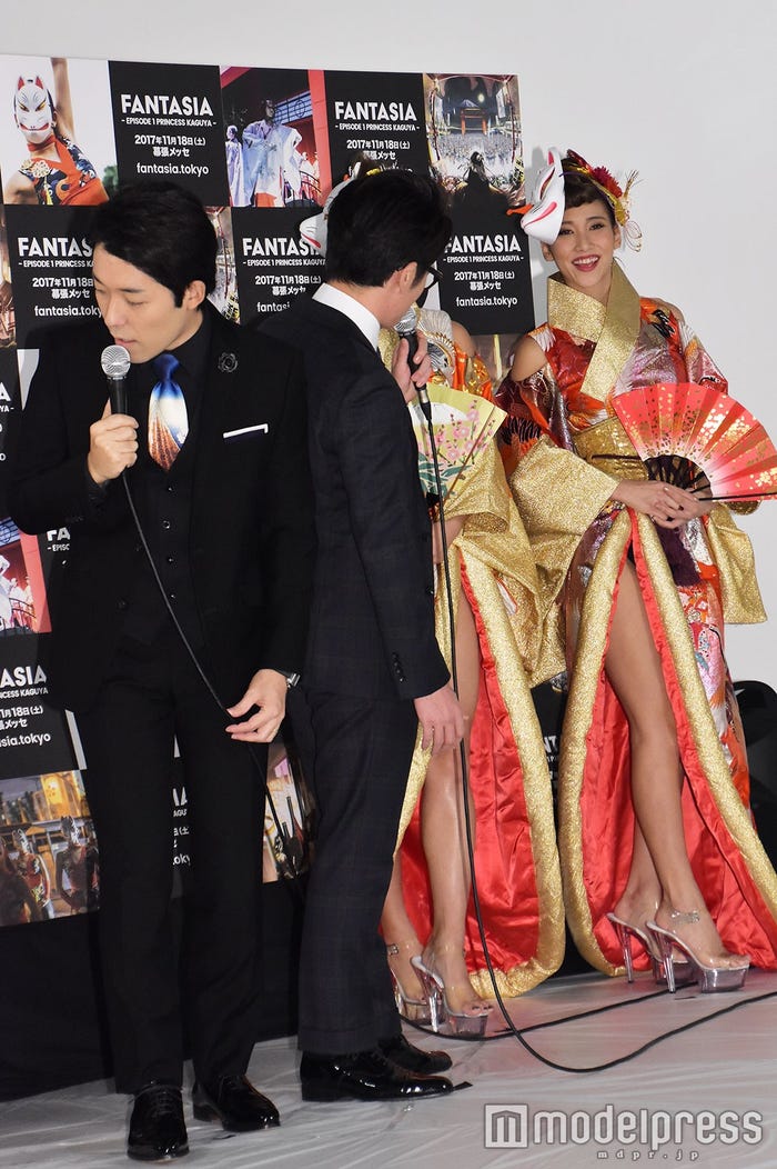 CYBERJAPAN DANCERSの美脚に釘付けな中田敦彦、藤森慎吾 (C)モデルプレス
