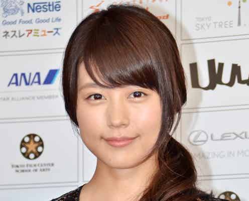 有村架純、黒ドレスで艶肌&美脚披露