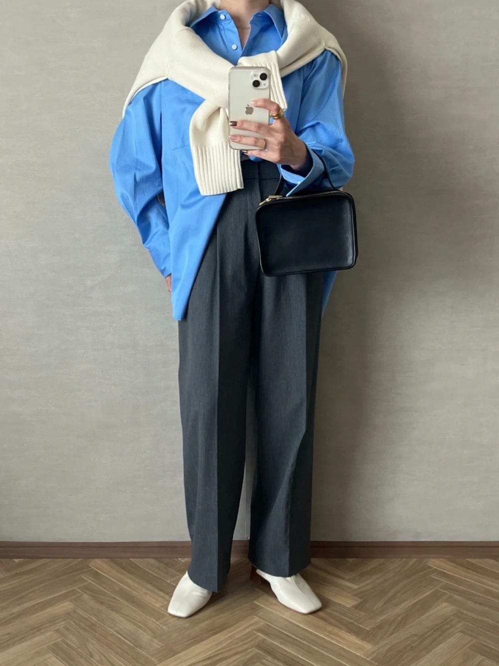 レディース　コーディネート　コーデ　着こなし　トレンド　おしゃれ　お洒落　オシャレ　2022　冬　冬コーデ　パンツ　グレーパンツ　グレー　パンツコーデ　グレーパンツコーデ　シャツ　ブルー
