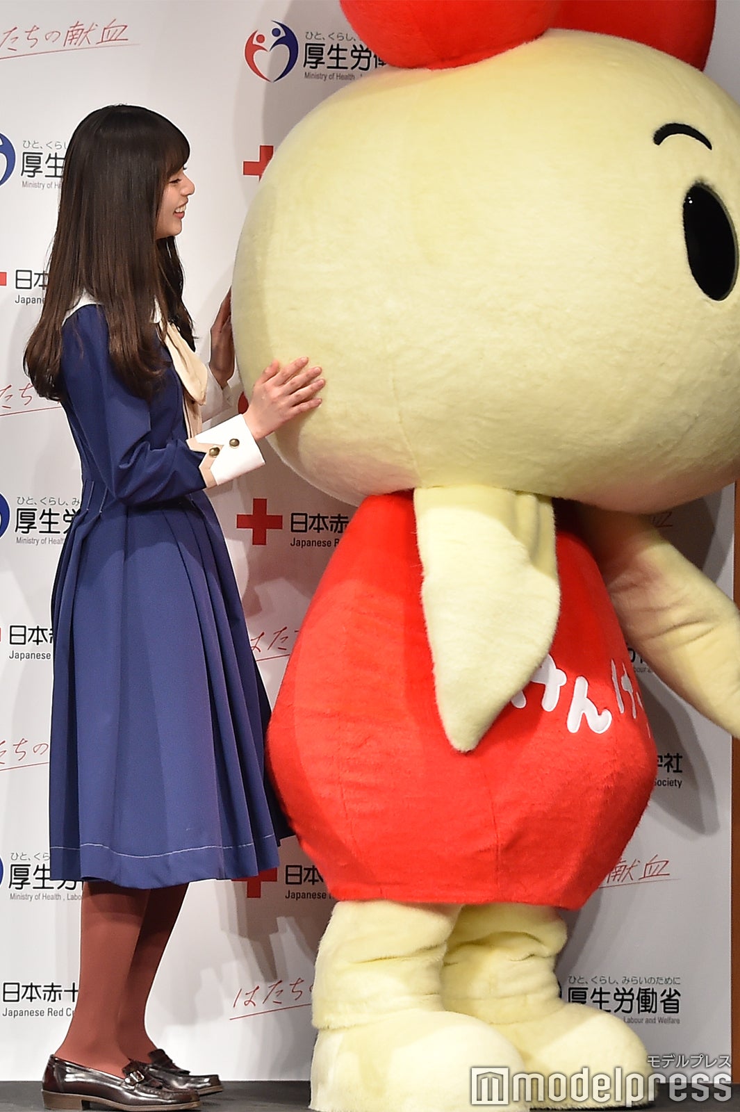 最後まで仲良しな齋藤飛鳥とけんけつちゃん （C）モデルプレス