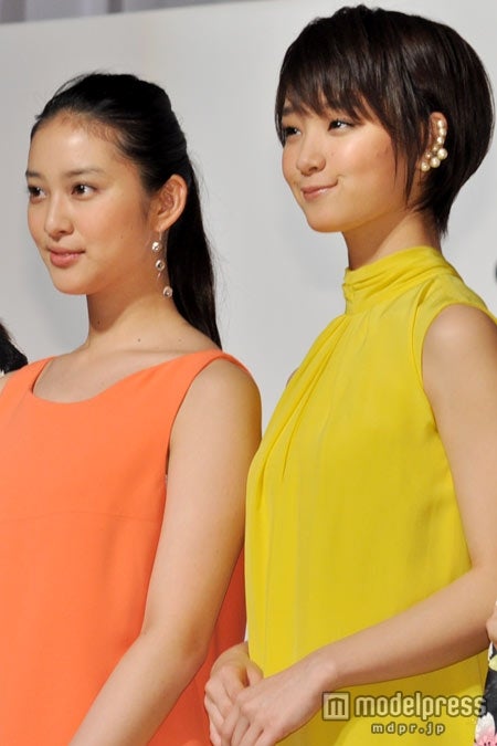 「モデルガールズ」デビューお披露目記者発表会に駆けつけた武井咲（左）、剛力彩芽（右）