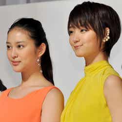 「モデルガールズ」デビューお披露目記者発表会に駆けつけた武井咲(左)、剛力彩芽(右)