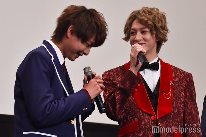 言葉に詰まってしまった小宮璃央フォローする伊藤あさひ (C)モデルプレス
