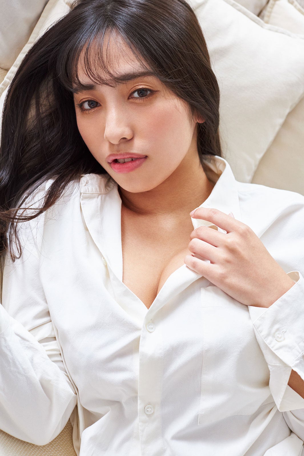 “むちふわボディ”高梨瑞樹、胸元のぞくセクシーグラビア