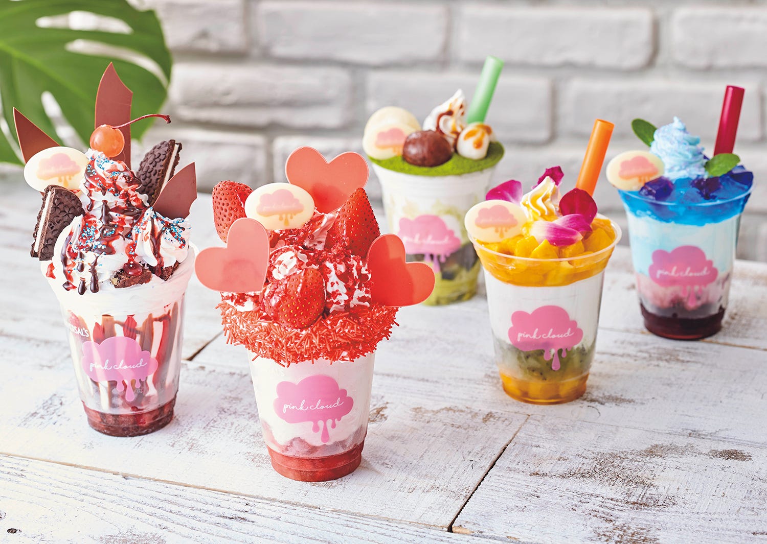 USJ“デコ盛り”シェイク専門店「ピンククラウド」オープン