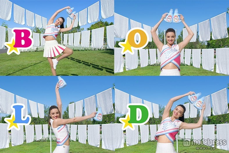 チアガール姿で踊るミランダ・カー