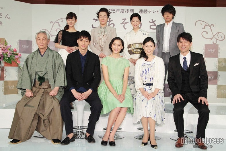 NHK連続テレビ小説「ごちそうさん」出演者発表記者会見に登場した豪華キャスト陣（C）NHK