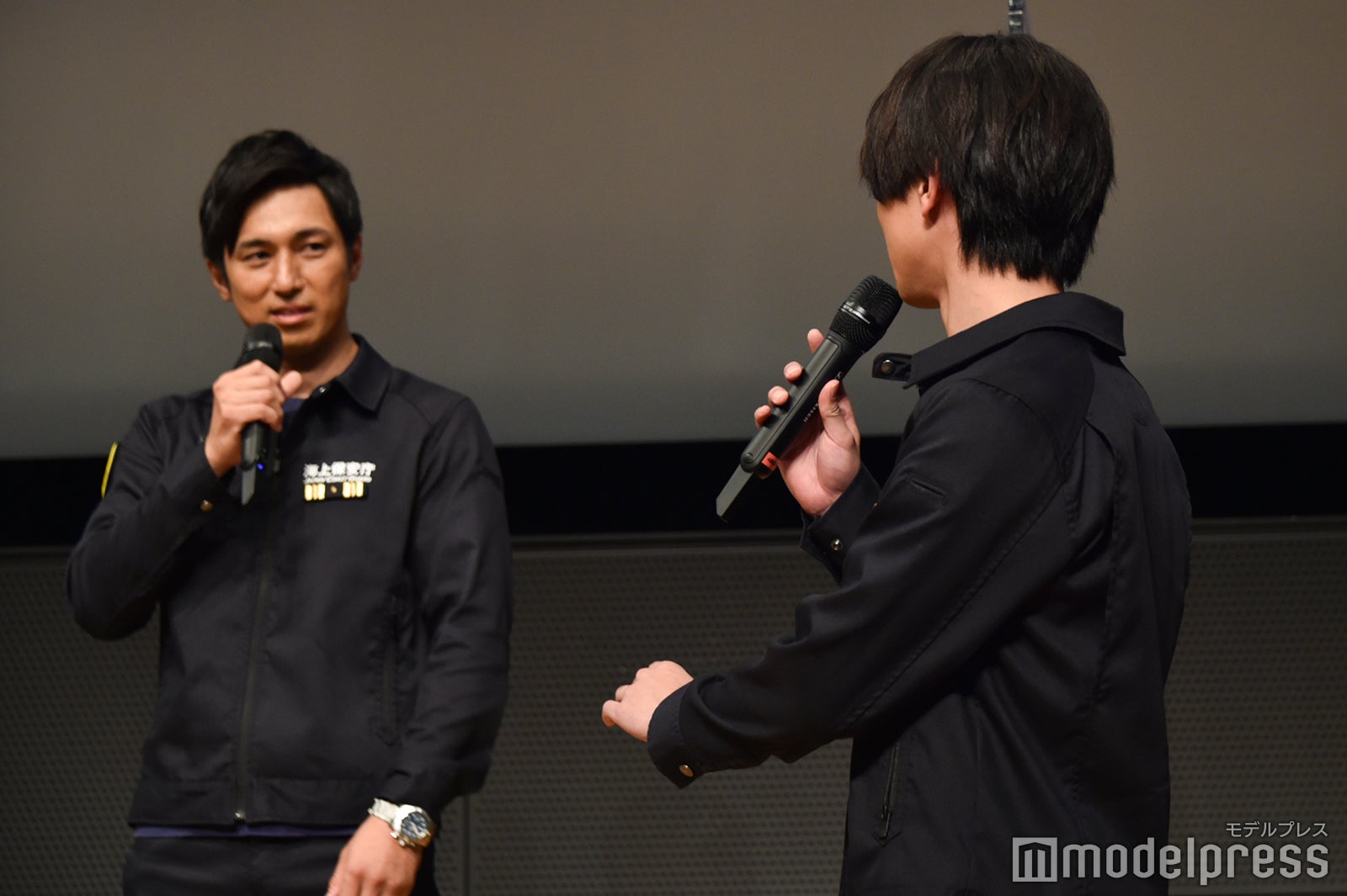 高橋光臣をフォローする横浜流星 （C）モデルプレス