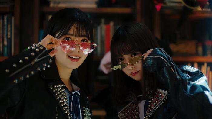 筒井あやめ、与田祐希/乃木坂46「ざぶんざざぶん」MVより(提供写真)