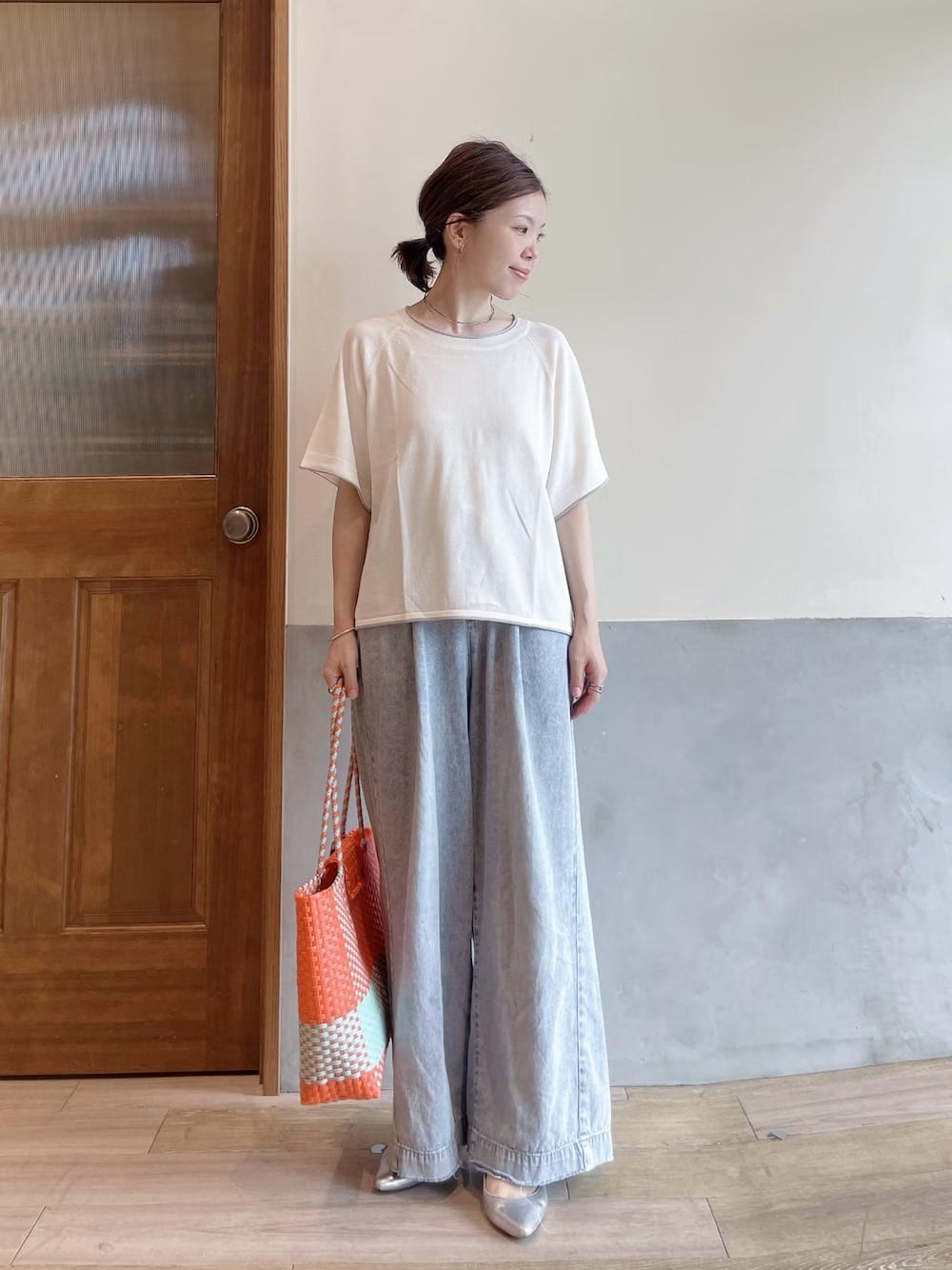 ウエストがイージー仕様の楽ちんワイドデニム　出典：WEAR