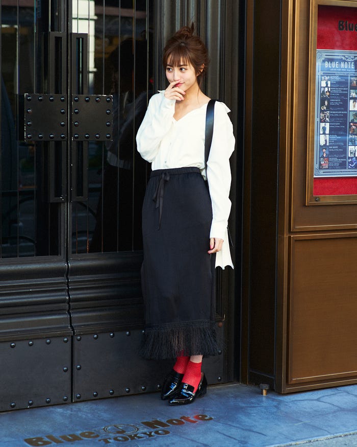 白シャツ¥9,499/H&M(H&M カスタマーサービス) フリンジスカート¥6,990(税込)/ZARA(ザラ・ジャパン) ショルダーバッグ¥2,490/GU ソックス¥700/タビオ(Tabio) シューズ¥35,000/ダブルスタンダードクロージング アクセソワ(フィルム)(C)TOPLOG