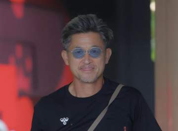 59歳に見えない！カズが全身黒ずくめで軽やかスタジアム入り 手を挙げてさわやか挨拶 サングラスにハンディファンも 大会最年長得点記録更新なるか