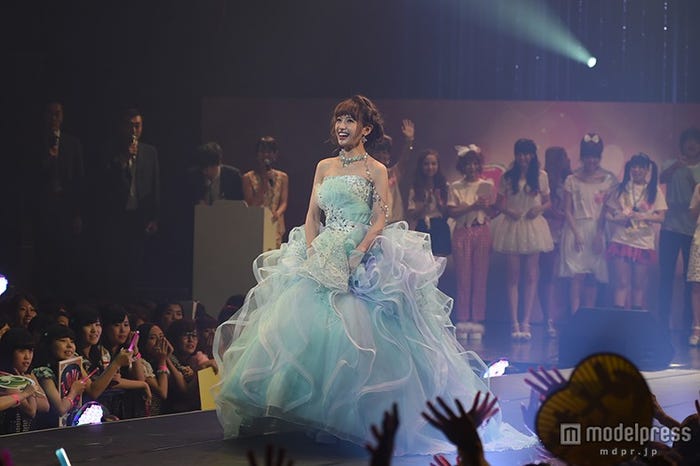 豪華ウエディングドレスで卒業ステージをウォーキングした舟山久美子(くみっきー)/「Popteen夏の進撃祭2014」にて