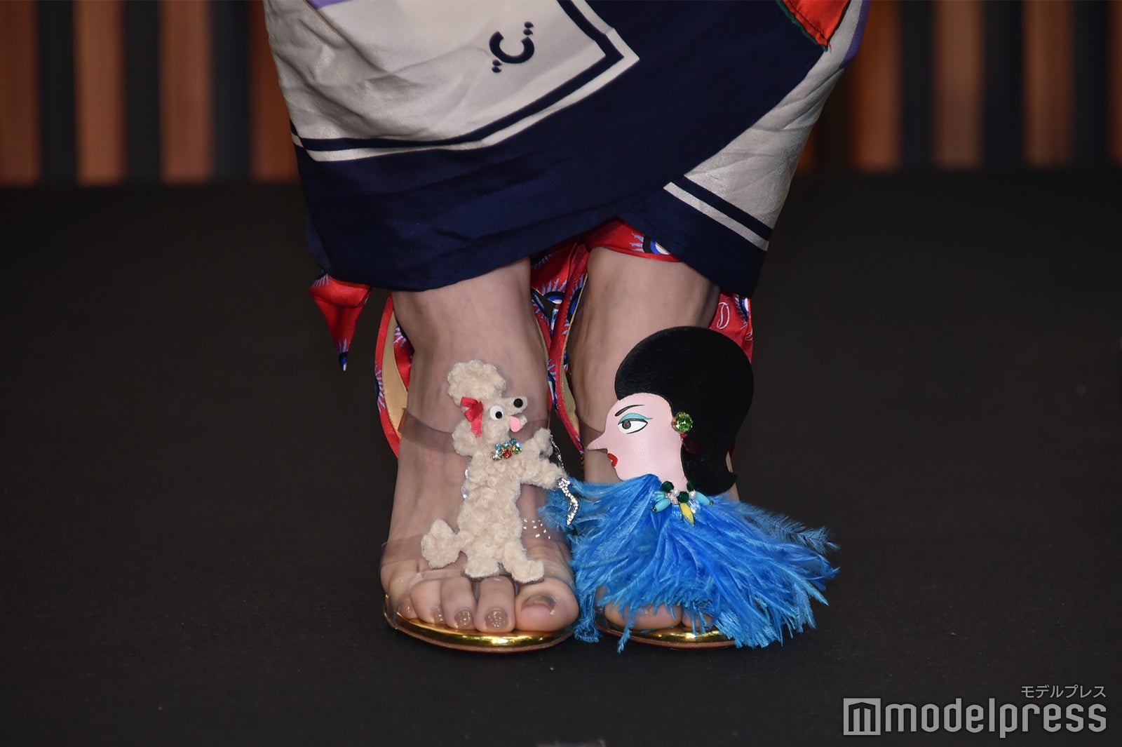個性的なデザインが目を引く／山本舞香の足元 （C）モデルプレス