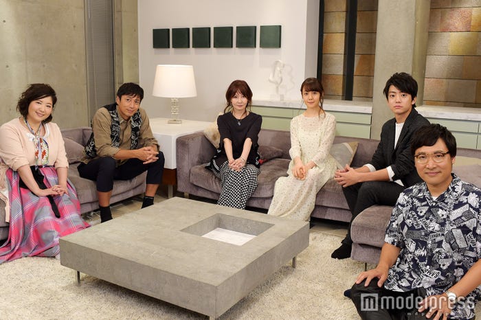 「テラスハウス」スタジオキャスト(左から)馬場園梓、徳井義実、YOU、トリンドル玲奈、健太郎、山里亮太(C)モデルプレス