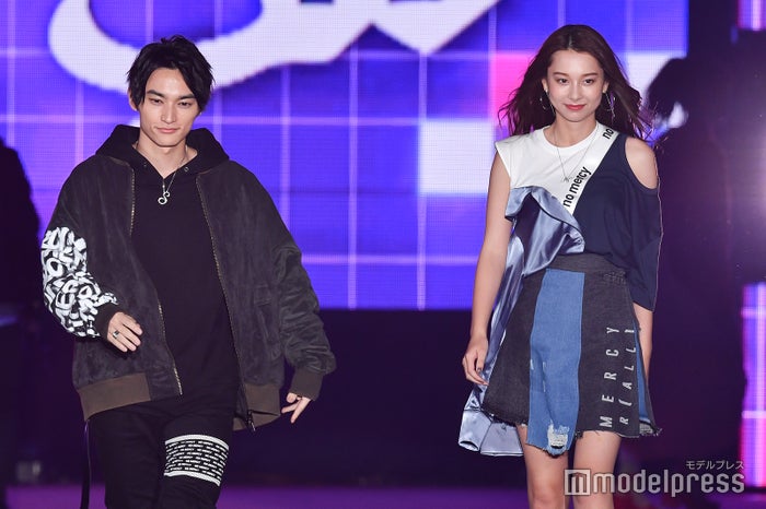 山田孝之総合演出ステージが 規格外 の豪華さ ムロツヨシ Sky Hi Takuya Uverworld ら集結で異色コラボ連発 Girlsaward 19 Spring Summer モデルプレス