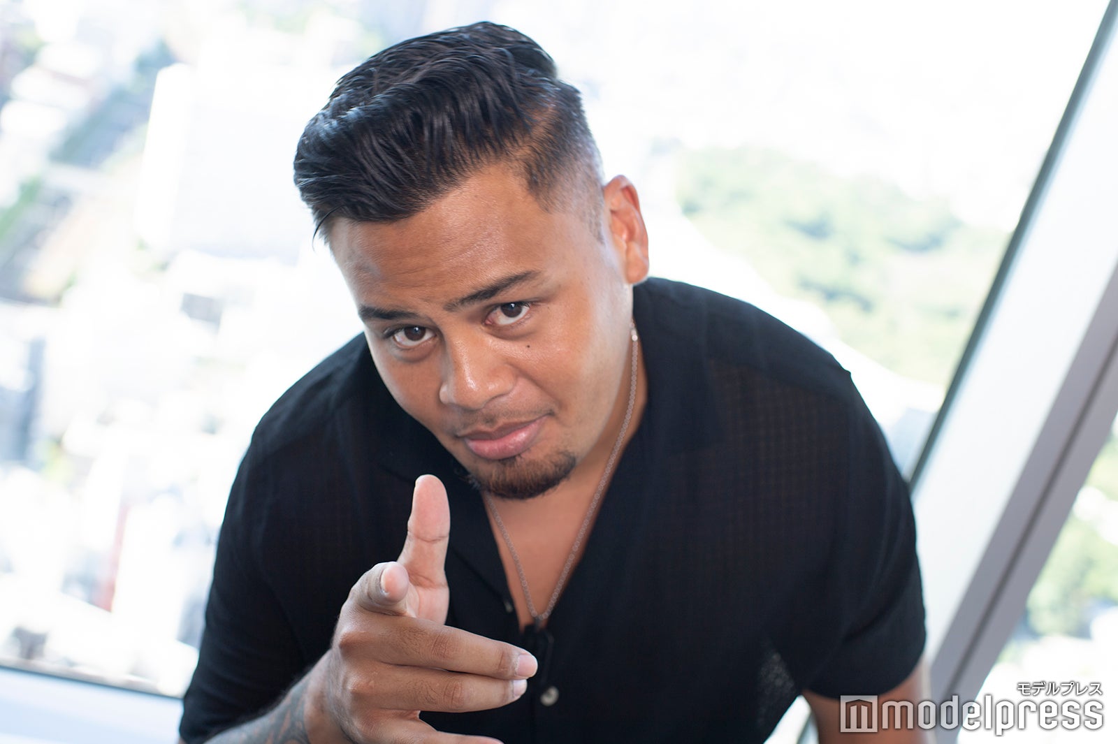 ソロ撮影中は横で他の2人が囃し立てる終始盛り上げていました／ジェイデン・トア・マクスウェル （C）モデルプレス