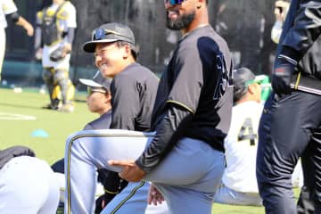 阪神 ドラフト1位・立石が筑後合流 実戦で守備に就く予定 コンスエグラと笑顔で談笑する場面も