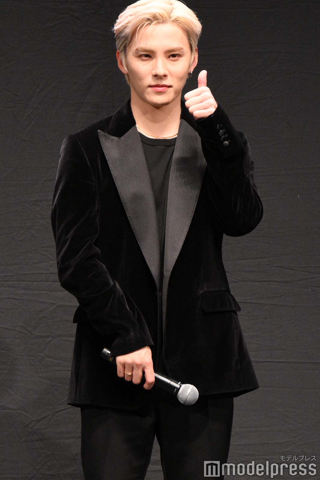 グッドサインを送る川西拓実（C）モデルプレス