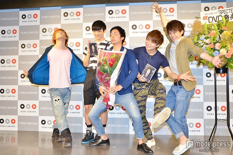一番個性の出るポーズをお願いされると…／（左から）土屋シオン、阿久津愼太郎、中山義紘、松井勇歩、井上拓哉